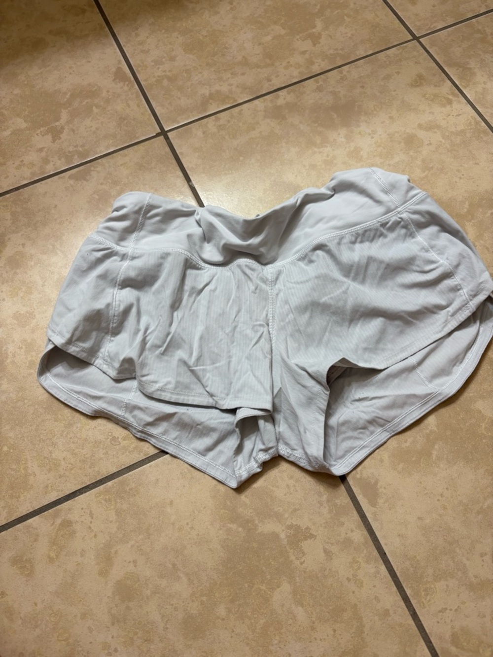 Lululemon white speed up shorts 2.5”